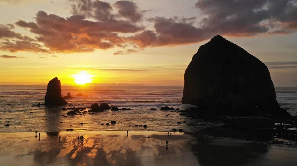 Gente Camina Reflejo Playa Atardecer Cannon Beach Oregon — Foto de Stock