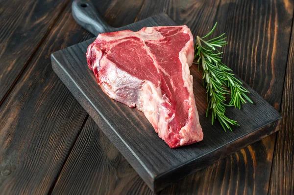 Rauwe Bone Steak Met Verse Rozemarijn Rode Peperkorrel — Stockfoto