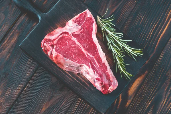 Rauwe Bone Steak Met Verse Rozemarijn Rode Peperkorrel — Stockfoto