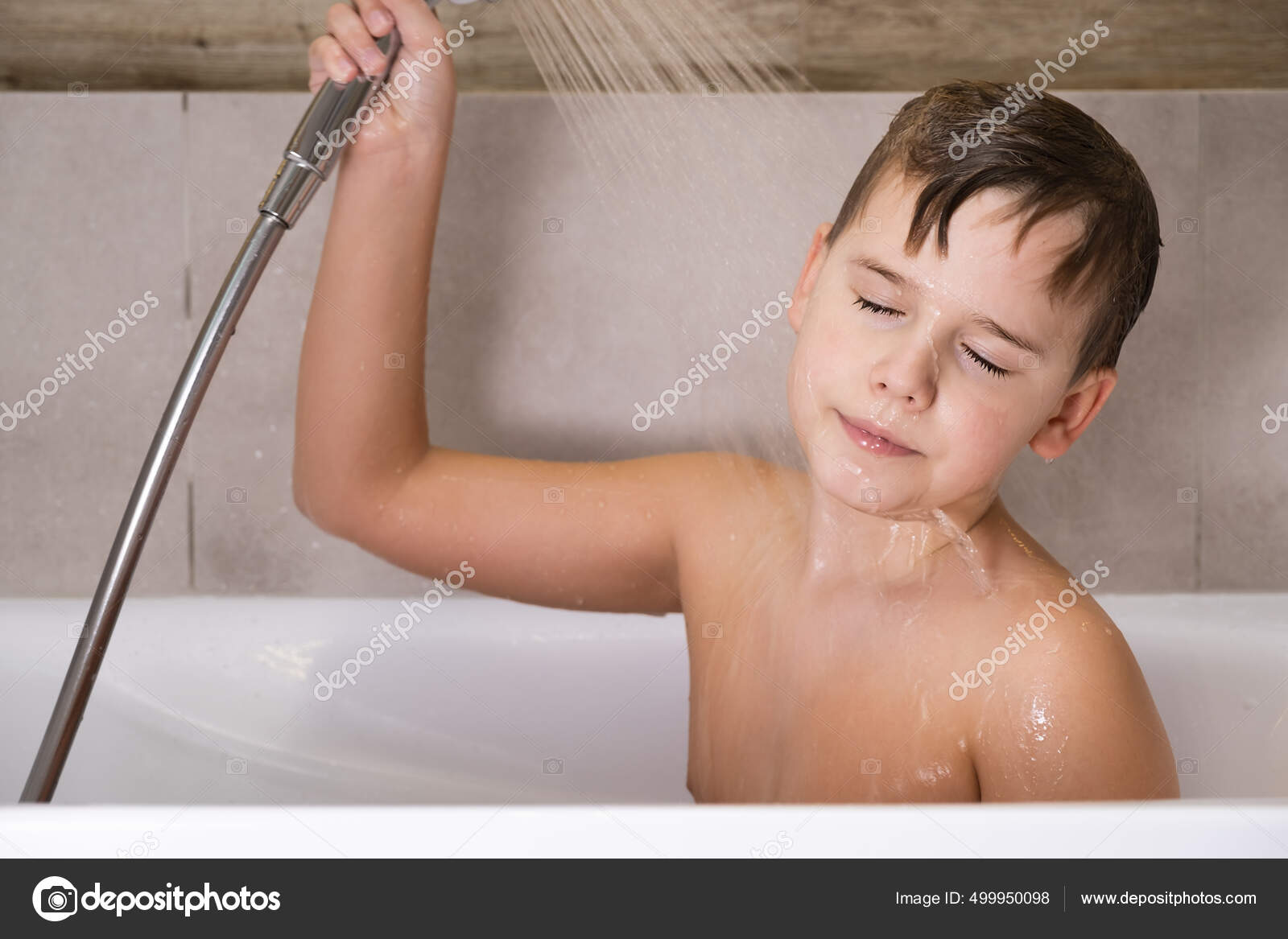 Niño en la ducha fotos de stock, imágenes de Niño en la ducha sin royalties