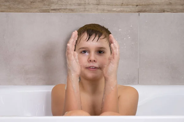 Retrato Garoto Engraçado Brincando Com Xampu Sabão Gel Banheiro Banho — Fotografia de Stock