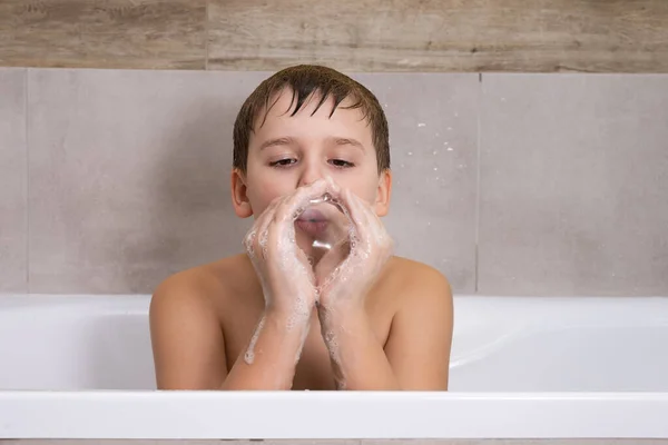 Portrait Garçon Drôle Jouant Avec Shampooing Savon Gel Dans Salle — Photo