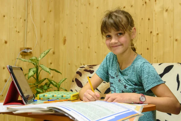 Κορίτσι Μαθαίνει Μαθήματά Της Στο Τραπέζι Στο Σπίτι Ήταν Έξαλλος — Φωτογραφία Αρχείου