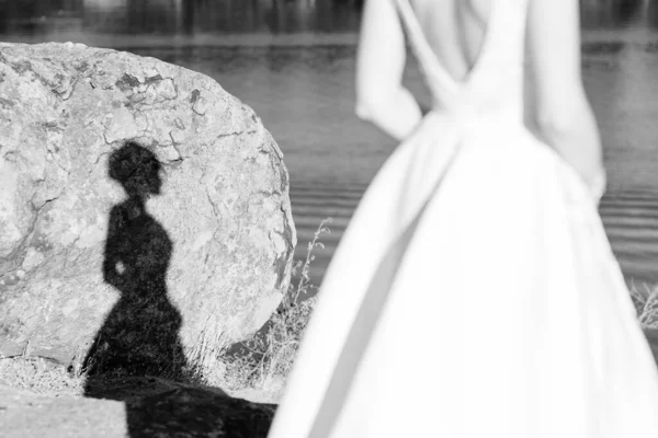 美丽的新娘和新郎在湖畔 — 图库照片