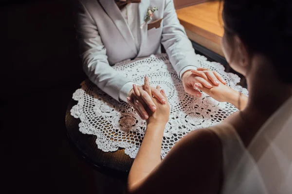 Takım Elbiseli Bir Adam Elbiseli Bir Kız Masada Oturup Ele — Stok fotoğraf