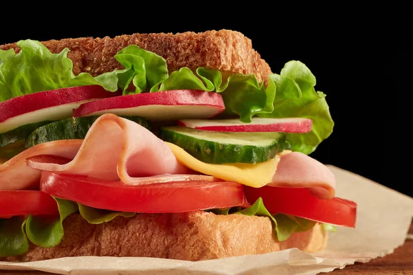 Panino Appetitoso Prosciutto Formaggio Verdure Che Servono Carta Pergamena Adagiato — Foto Stock