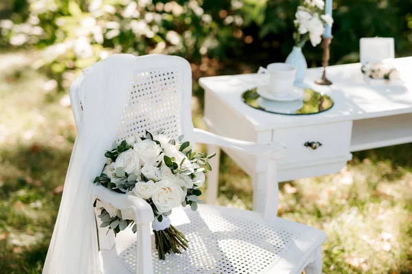 Arco Nuziale Con Fiori Bianchi Foglie Verdi — Foto Stock