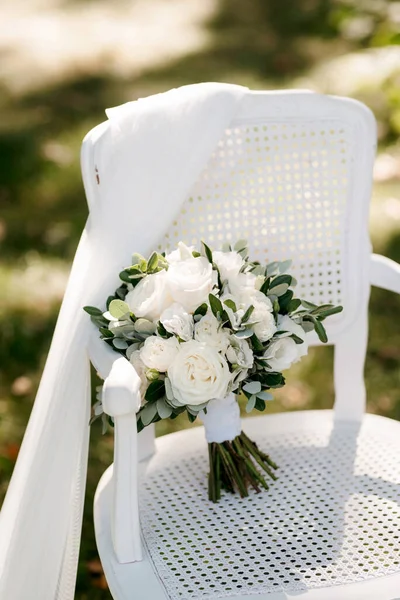 Hochzeitsstrauß Aus Weißen Rosen Und Eine Wunderschöne Brautdekoration — Stockfoto