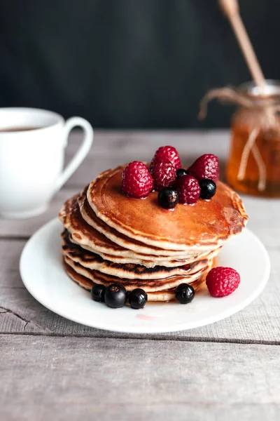 Tortitas Jugosas Con Bayas Miel Plato Blanco Cuchara Tarro Mesa — Foto de Stock