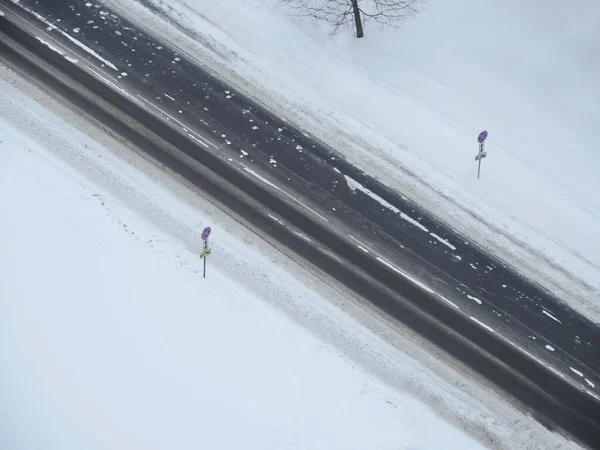 在白雪中 冬天的路是空旷的 — 图库照片