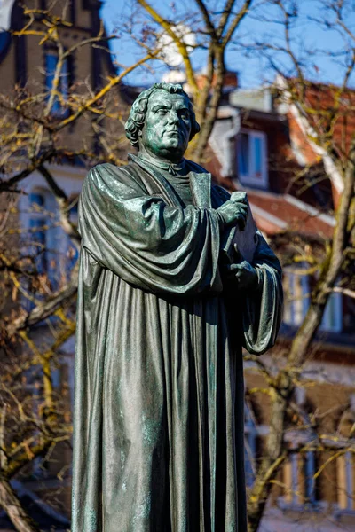 Standbeeld Van Een Man Het Park — Stockfoto