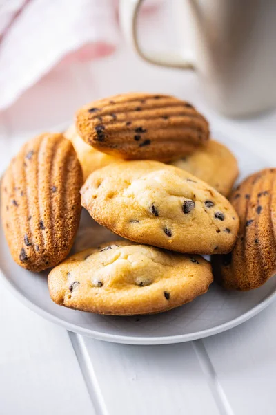 Madeleine Mit Schokolade Traditionelle Französische Kuchen Auf Dem Teller — Stockfoto