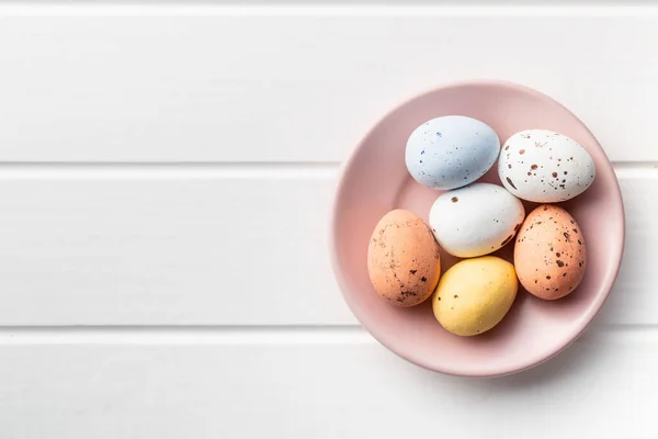 Chocolade Paaseieren Zoete Snoep Eieren Roze Bord Witte Tafel Bovenaanzicht — Stockfoto