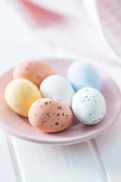 Chocolade Paaseieren Zoete Snoep Eieren Roze Bord Witte Tafel — Stockfoto