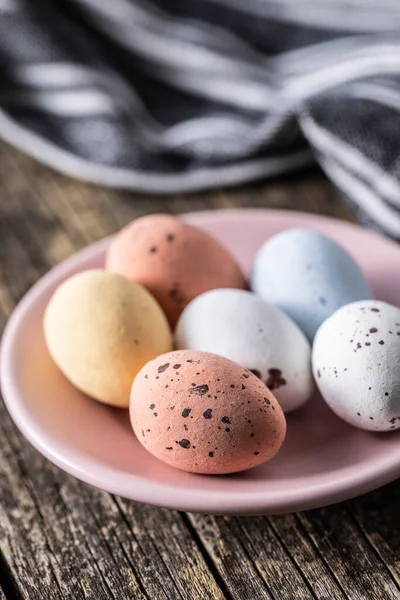 Kleurrijke Chocolade Paaseieren Zoete Snoep Eieren Een Houten Tafel — Stockfoto