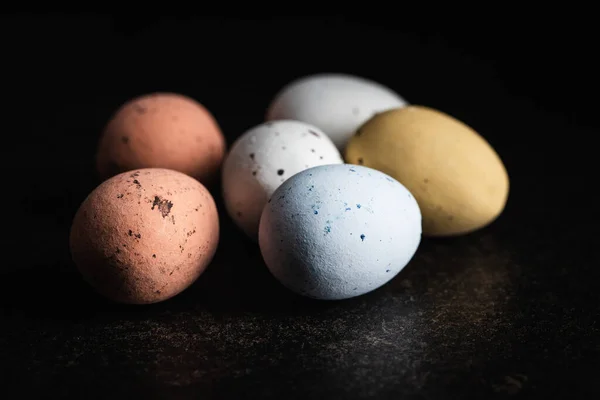 Kleurrijke Chocolade Paaseieren Zoete Snoep Eieren Een Zwarte Tafel — Stockfoto