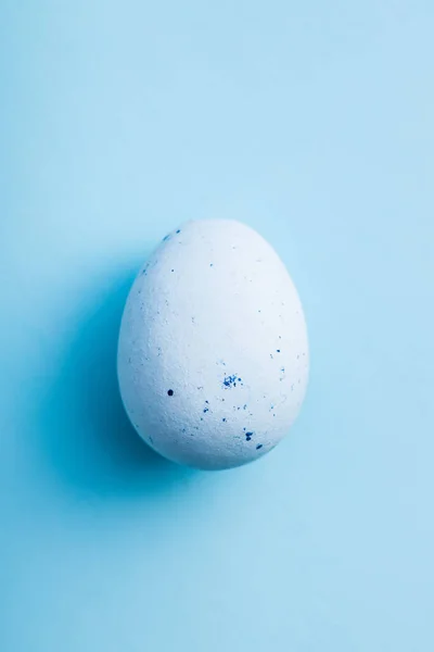 Blauwe Chocolade Paaseieren Zoet Snoepei Een Blauwe Achtergrond Bovenaanzicht — Stockfoto