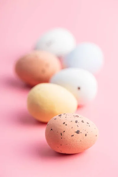 Kleurrijke Chocolade Paaseieren Zoete Snoep Eieren Een Roze Achtergrond — Stockfoto