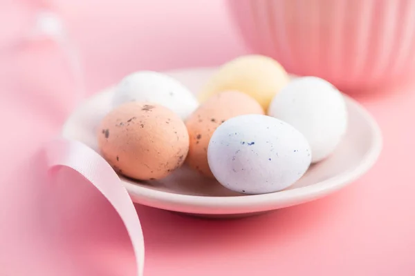 Kleurrijke Chocolade Paaseieren Zoete Snoep Eieren Een Roze Achtergrond — Stockfoto
