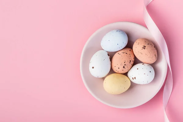 Kleurrijke Chocolade Paaseieren Zoete Snoepeieren Een Roze Achtergrond Bovenaanzicht — Stockfoto