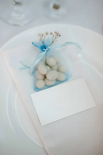 Mesa Boda Blanca Con Flores Azules Rosas —  Fotos de Stock