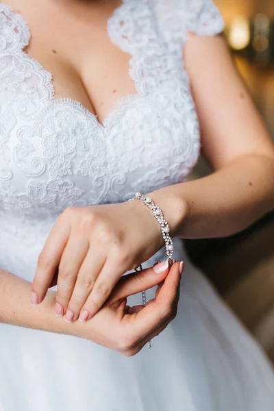 Gelin Sol Eline Bir Düğün Bilekliği Takıyor — Stok fotoğraf