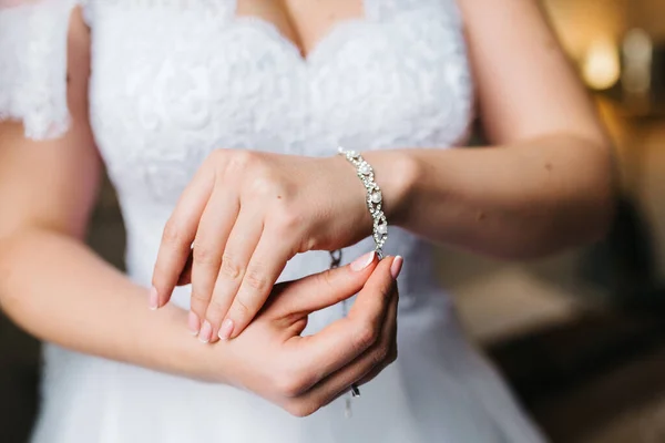 Νύφη Φοράει Ένα Βραχιόλι Γάμου Στο Αριστερό Της Χέρι — Φωτογραφία Αρχείου