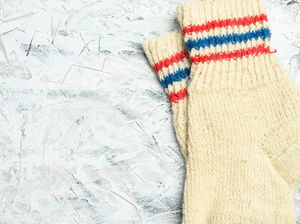 Пара Теплих Зручних Язаних Шкарпеток Білому Тлі Копіювання Простору — стокове фото