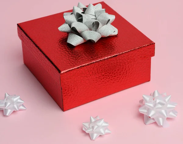 Geschenkkarton Mit Roter Schleife Auf Rosa Hintergrund Weihnachtskonzept — Stockfoto