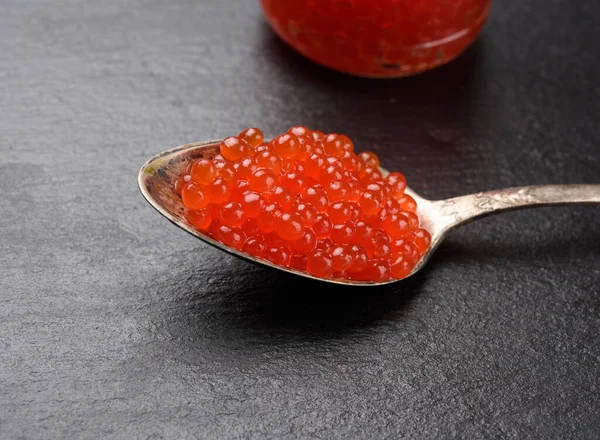 Caviar Vermelho Salmão Chum Uma Colher Metal Fundo Preto Vista — Fotografia de Stock