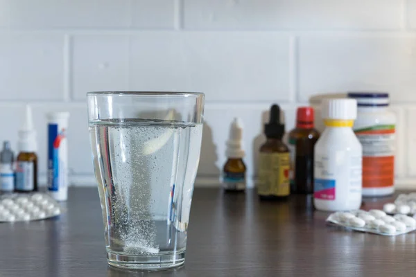 Tabletten Worden Opgelost Een Glas Water Tegen Achtergrond Van Tabletten — Stockfoto