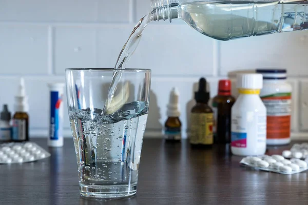 Vierta Agua Vaso Sobre Fondo Las Píldoras Medicamentos Agua Limpia — Foto de Stock