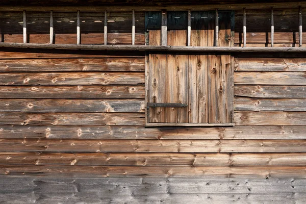 Внешняя Стена Деревенской Деревянной Хижины Закрытыми Оконными Ставнями Висячей Горизонтальной — стоковое фото