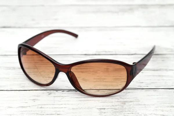 Damenmode Sonnenbrille Auf Weißem Holztisch — Stockfoto