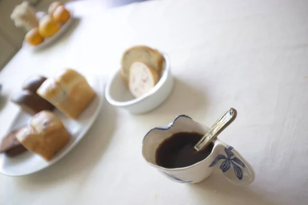 Colazione Con Caffè Croissant Sul Tavolo Bianco — Foto Stock