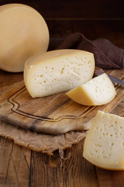 Pedaços Queijo Italiano Caseiro Fresco Uma Tábua Madeira Perto — Fotografia de Stock