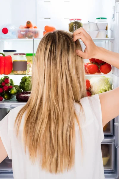 Rückansicht Einer Jungen Frau Die Kühlschrank Auf Küche Blickt — Stockfoto