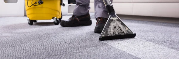 Lage Sectie Van Een Persoon Die Het Tapijt Schoonmaakt Met — Stockfoto