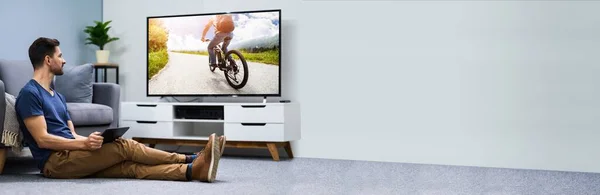 Canal Televisão Man Streaming Através Conexão Sem Fio Tablet Digital — Fotografia de Stock