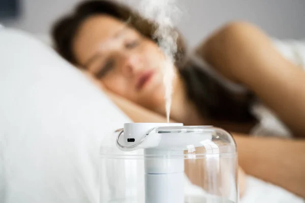 Dispositivo Humidificador Aire Casero Dormitorio Cerca Mujer Que Duerme —  Fotos de Stock