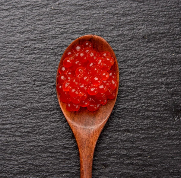 Fresco Grão Vermelho Chum Salmão Caviar Uma Colher Madeira Comida — Fotografia de Stock