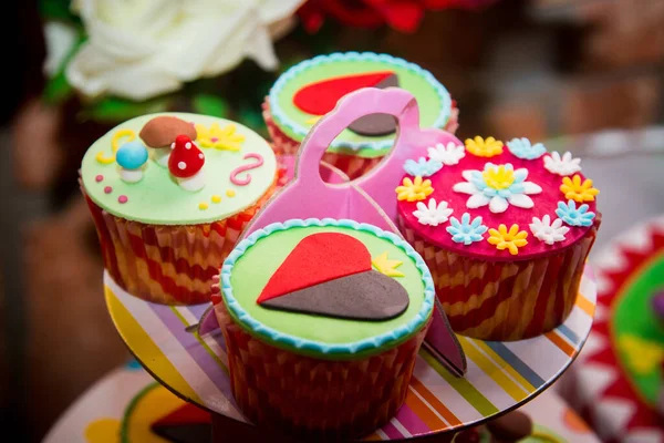 Feriado Festa Aniversário Festivo Doce Cupcakes Coloridos Com Coração Cartão — Fotografia de Stock