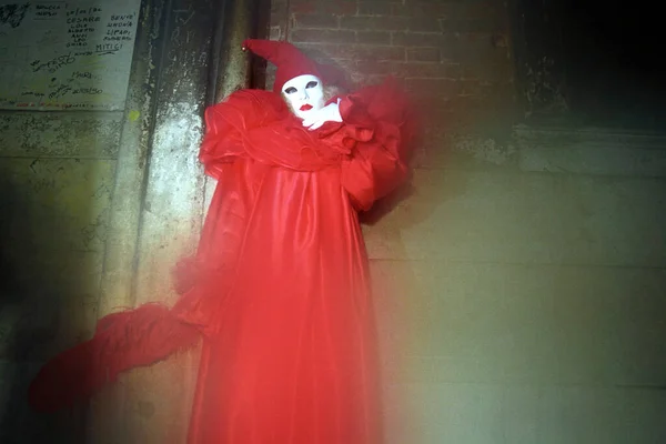 Halloween Konceptet Man Med Mask Och Röd Klänning — Stockfoto