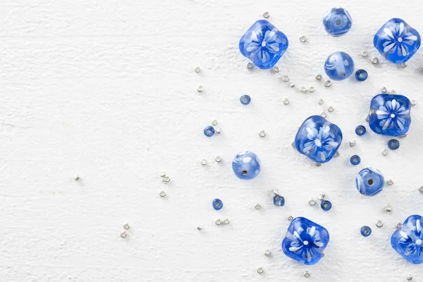 Blaue Und Weiße Perlen Auf Hellem Hintergrund — Stockfoto