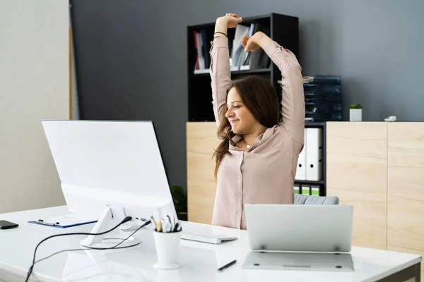Kvinna Stretching Vid Office Desk Arbetare Stretch Träning — Stockfoto