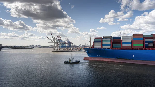 Groot Containerschip Arriveert Haven Bij Containerterminal Bij Mooi Weer — Stockfoto