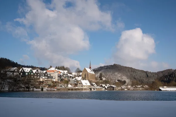 Panoramiczny Widok Beyenburga Pobliżu Wuppertal Zimowy Dzień Pokrytym Śniegiem Krajobrazem — Zdjęcie stockowe