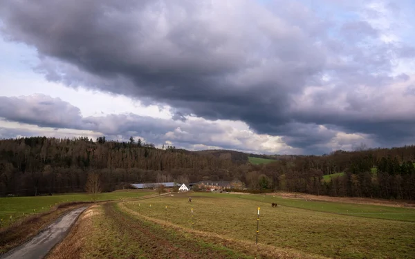 Paysage Rural Avec Des Champs Verts Des Nuages — Photo