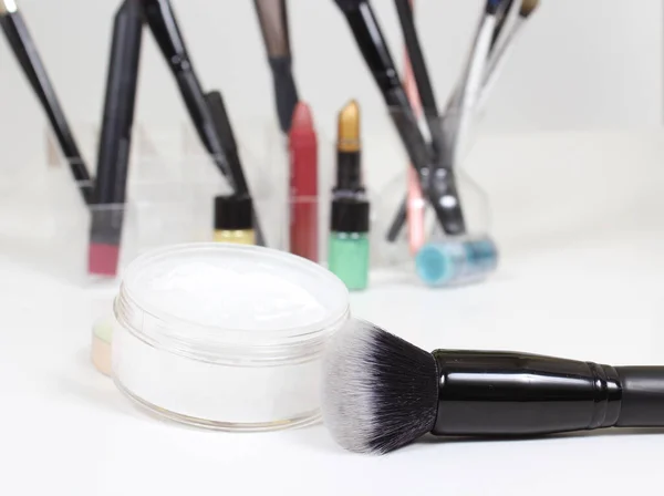Make Pinsel Und Kosmetik Auf Weißem Hintergrund — Stockfoto