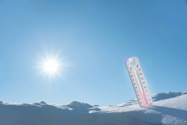 Das Thermometer Liegt Winter Auf Dem Schnee Und Zeigt Eine — Stockfoto